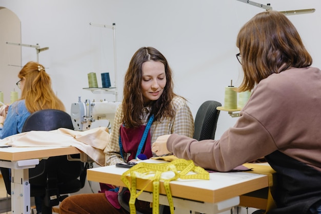 mâini la curs de broderie